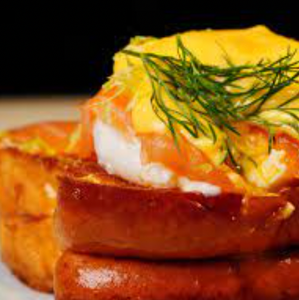 Brioche toastée, saumon fumé & oeuf bénédicte